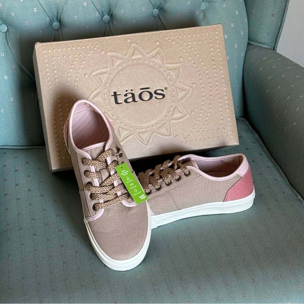 ‼️NEW‼️ Taos Footwear Super Soul Ecru/Rosette Distressed Size 8